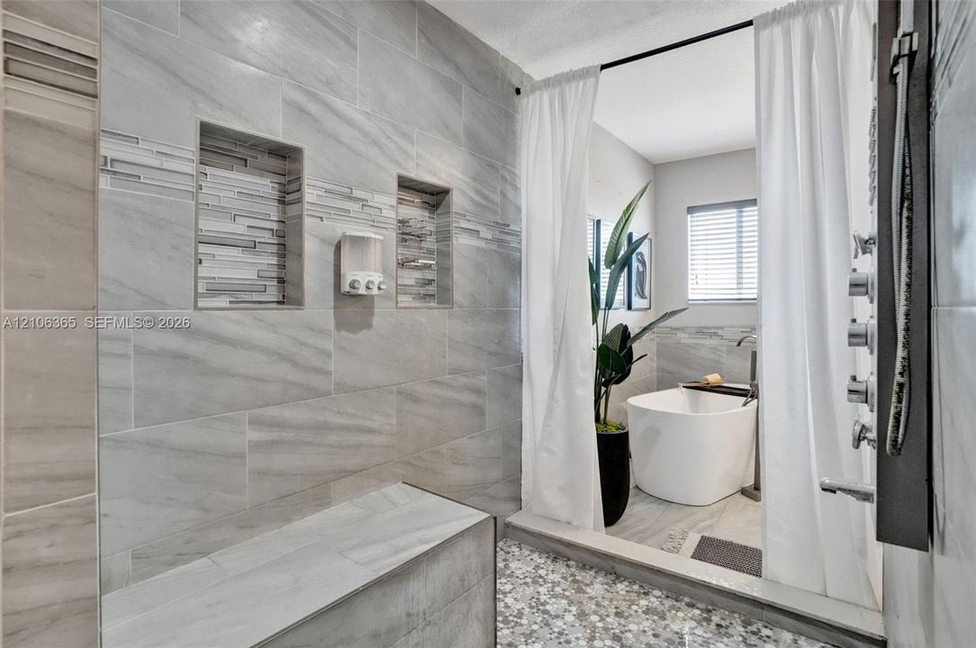 En Venta: $989,000 (6 camas, 4 baños, 3572 Pies cuadrados)