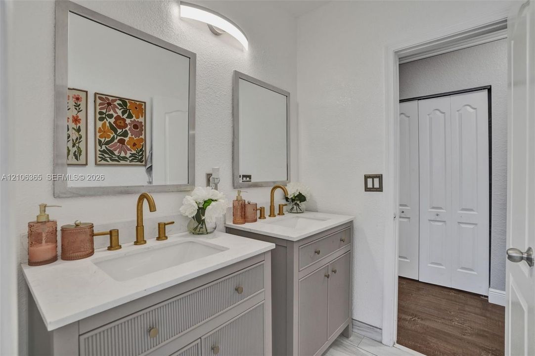 En Venta: $989,000 (6 camas, 4 baños, 3572 Pies cuadrados)