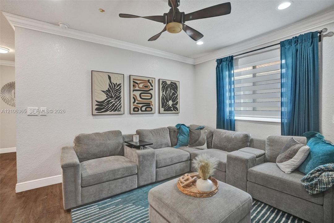 En Venta: $989,000 (6 camas, 4 baños, 3572 Pies cuadrados)