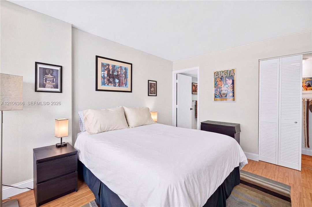 For Sale: $430,000 (1 beds, 1 baths, 868 Square Feet)