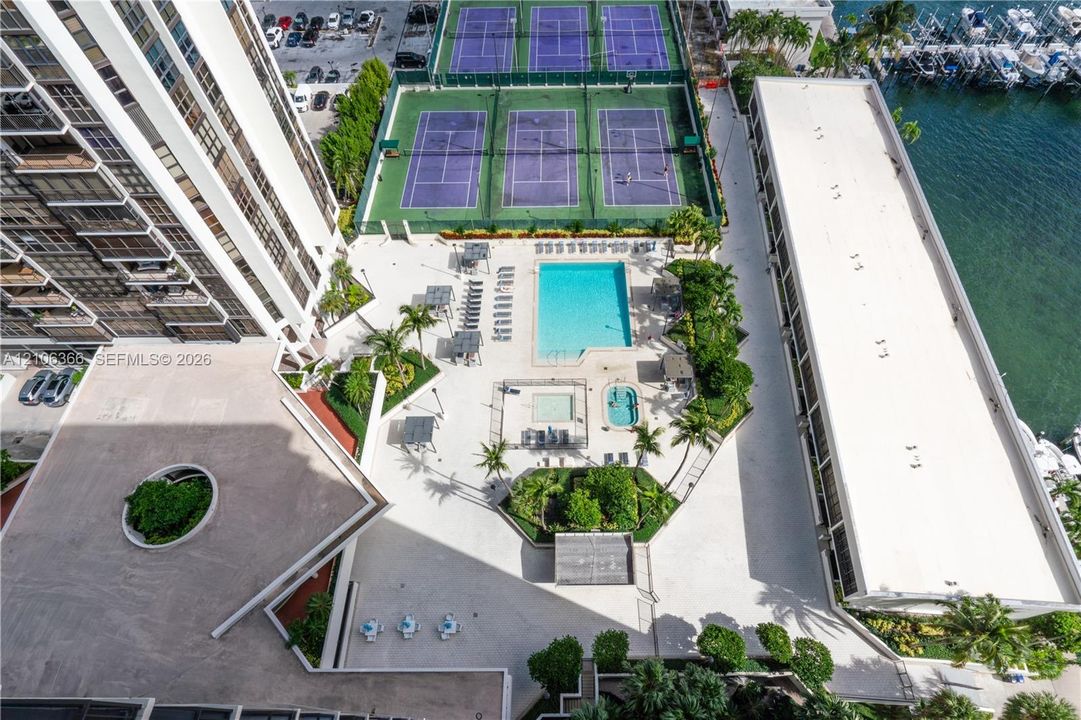For Sale: $430,000 (1 beds, 1 baths, 868 Square Feet)