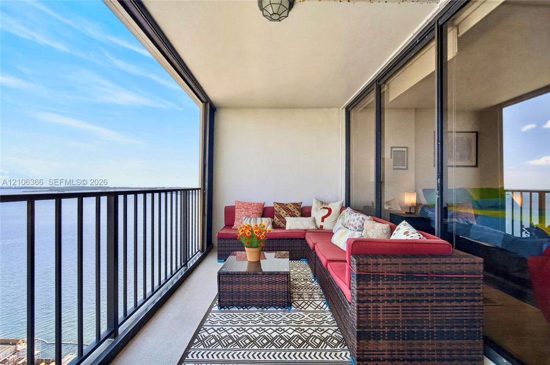 For Sale: $430,000 (1 beds, 1 baths, 868 Square Feet)