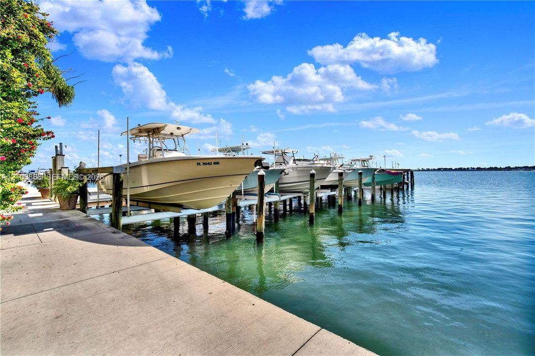 For Sale: $430,000 (1 beds, 1 baths, 868 Square Feet)