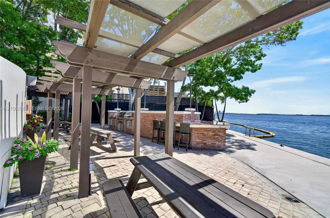 For Sale: $430,000 (1 beds, 1 baths, 868 Square Feet)