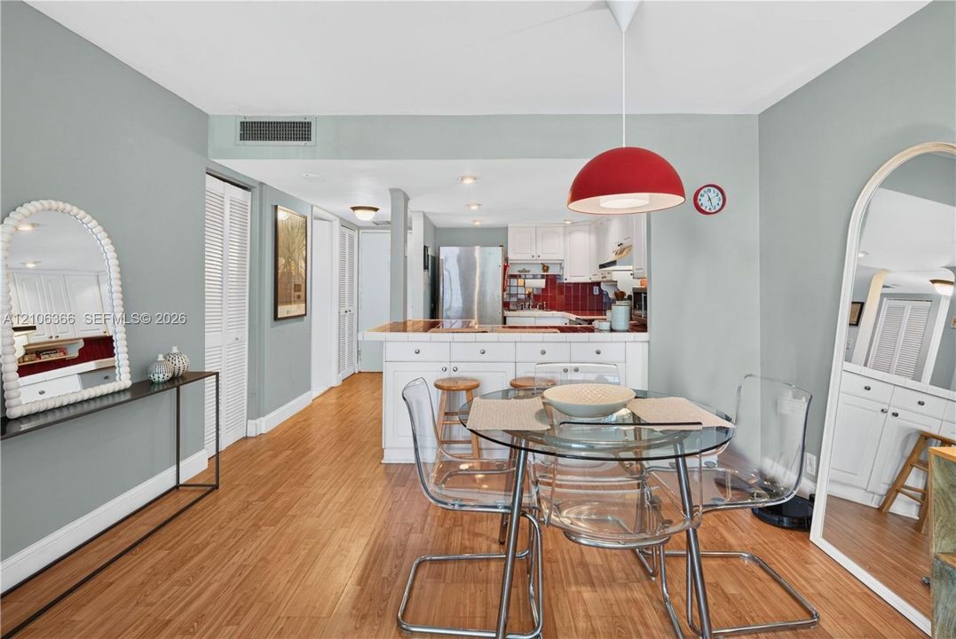 For Sale: $430,000 (1 beds, 1 baths, 868 Square Feet)