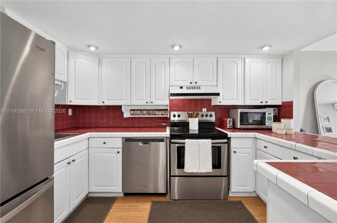 For Sale: $430,000 (1 beds, 1 baths, 868 Square Feet)