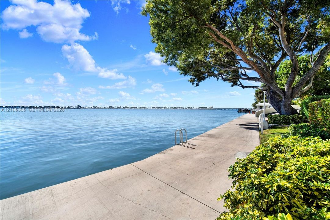 For Sale: $430,000 (1 beds, 1 baths, 868 Square Feet)