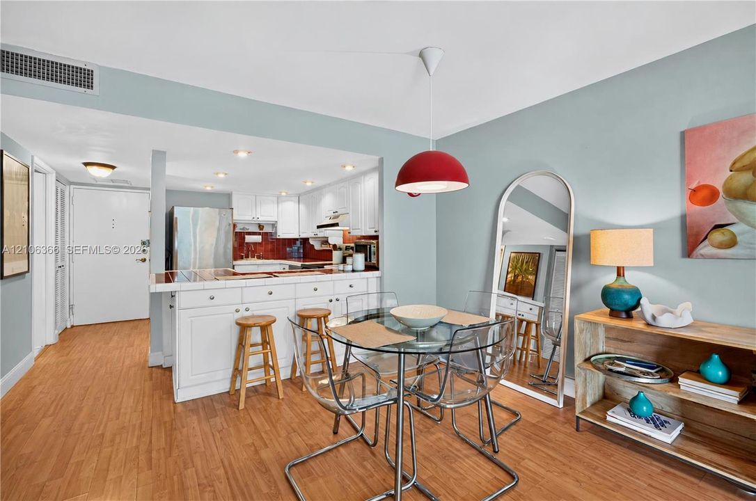 For Sale: $430,000 (1 beds, 1 baths, 868 Square Feet)