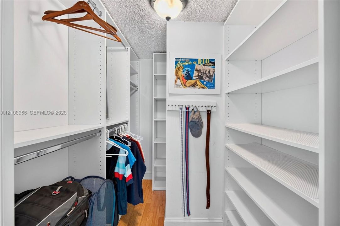 For Sale: $430,000 (1 beds, 1 baths, 868 Square Feet)