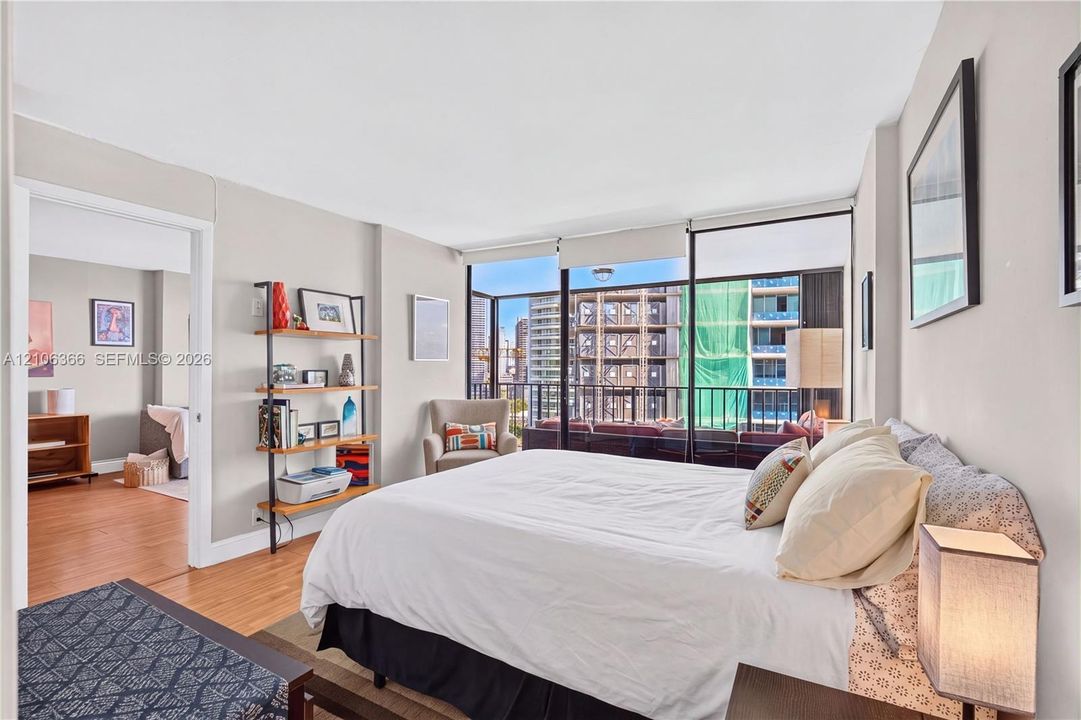 For Sale: $430,000 (1 beds, 1 baths, 868 Square Feet)