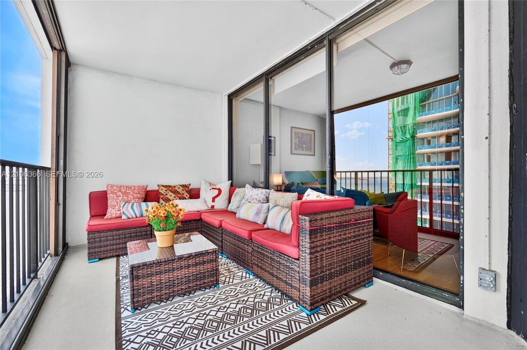 For Sale: $430,000 (1 beds, 1 baths, 868 Square Feet)