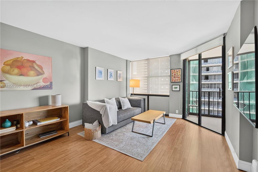 For Sale: $430,000 (1 beds, 1 baths, 868 Square Feet)