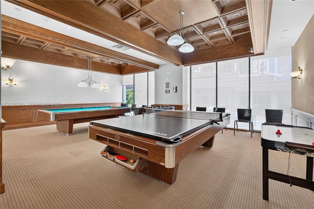 For Sale: $430,000 (1 beds, 1 baths, 868 Square Feet)