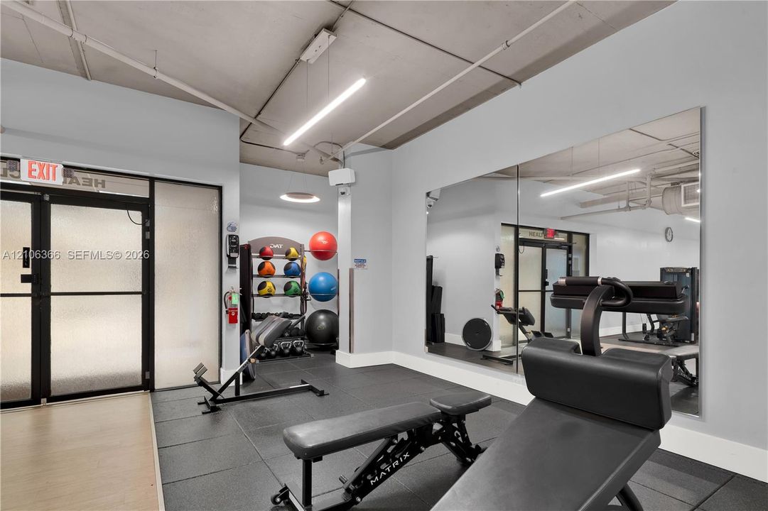For Sale: $430,000 (1 beds, 1 baths, 868 Square Feet)