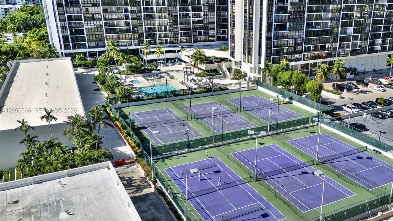 For Sale: $430,000 (1 beds, 1 baths, 868 Square Feet)