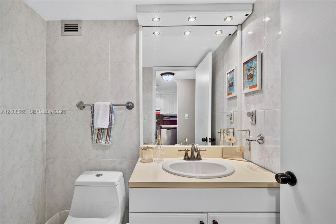 For Sale: $430,000 (1 beds, 1 baths, 868 Square Feet)