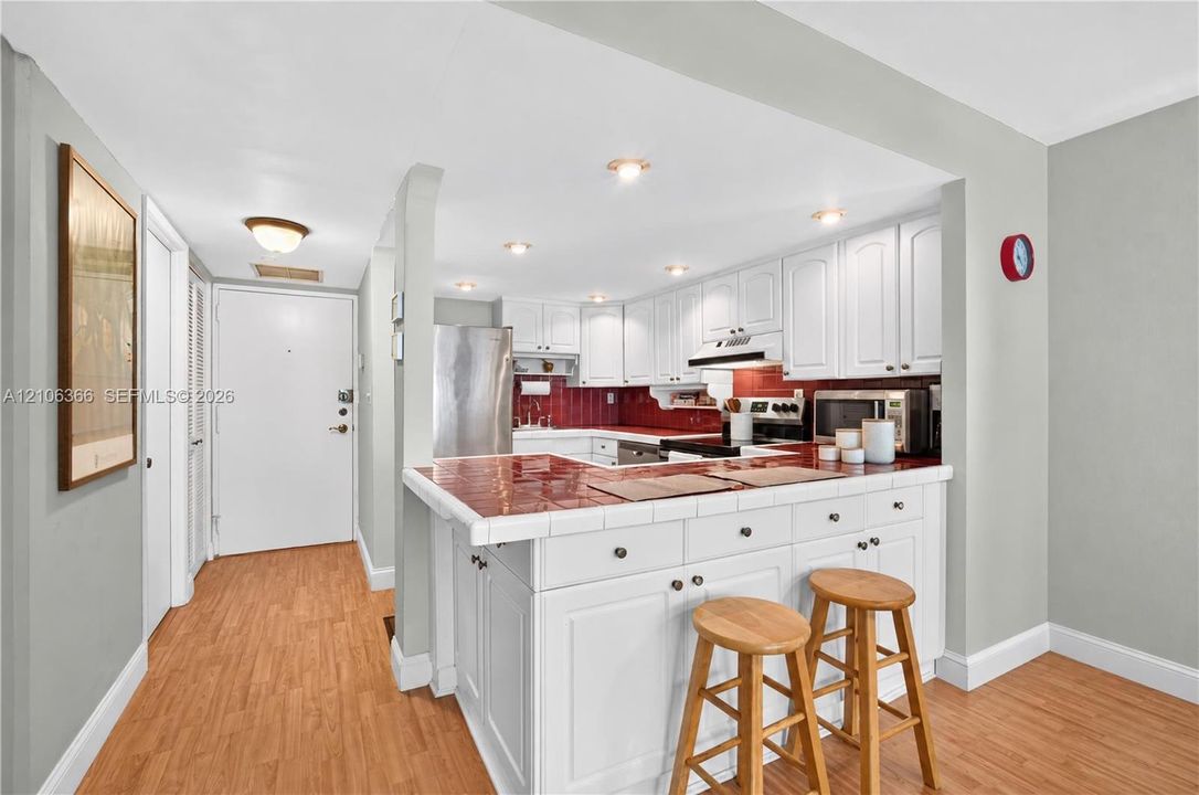 For Sale: $430,000 (1 beds, 1 baths, 868 Square Feet)