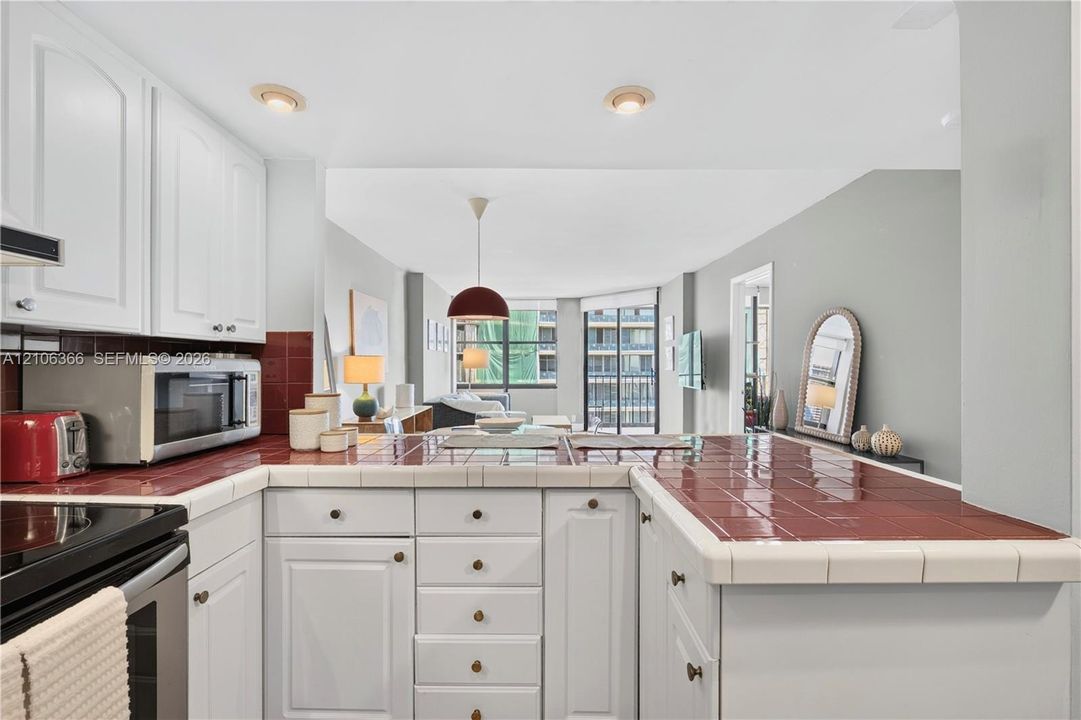 For Sale: $430,000 (1 beds, 1 baths, 868 Square Feet)