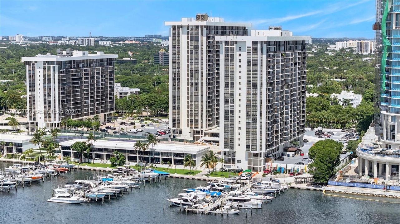 For Sale: $430,000 (1 beds, 1 baths, 868 Square Feet)