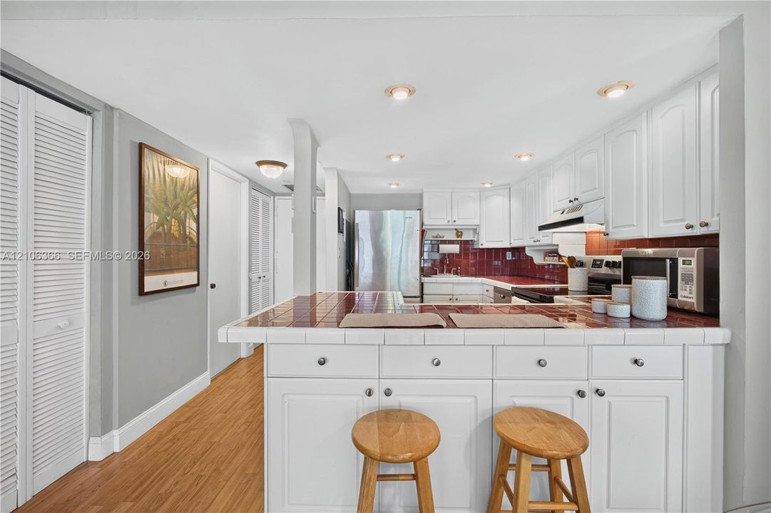 For Sale: $430,000 (1 beds, 1 baths, 868 Square Feet)
