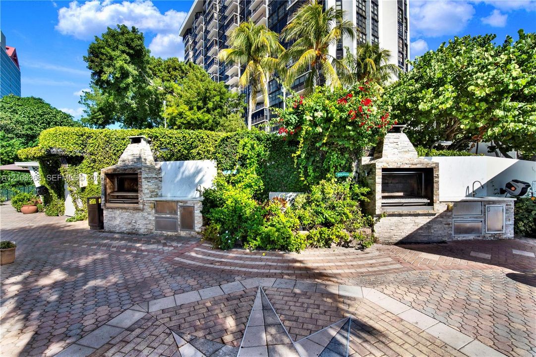 For Sale: $430,000 (1 beds, 1 baths, 868 Square Feet)