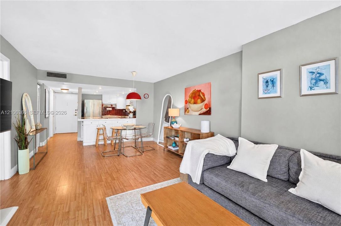 For Sale: $430,000 (1 beds, 1 baths, 868 Square Feet)