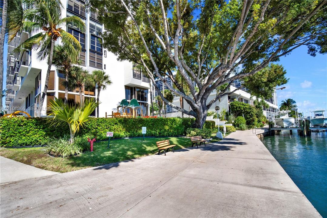 For Sale: $430,000 (1 beds, 1 baths, 868 Square Feet)