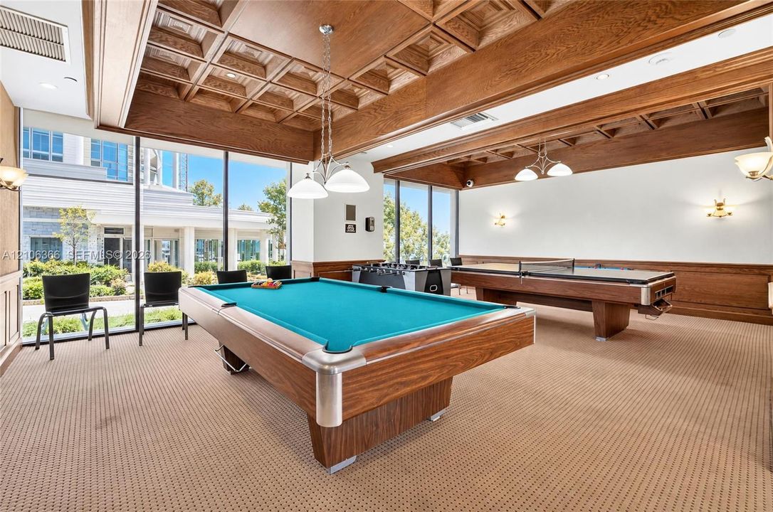 For Sale: $430,000 (1 beds, 1 baths, 868 Square Feet)