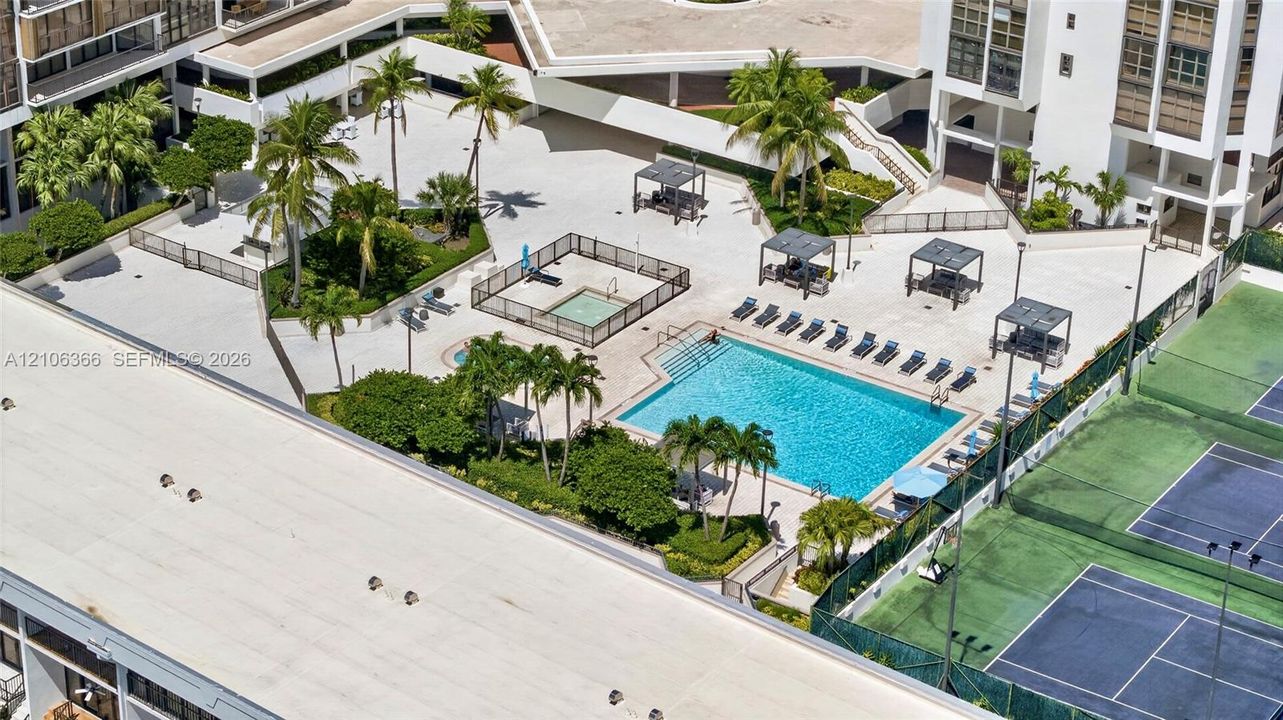 For Sale: $430,000 (1 beds, 1 baths, 868 Square Feet)