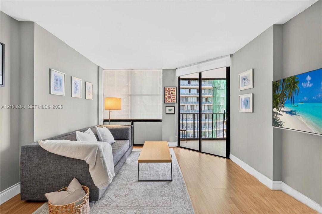 For Sale: $430,000 (1 beds, 1 baths, 868 Square Feet)