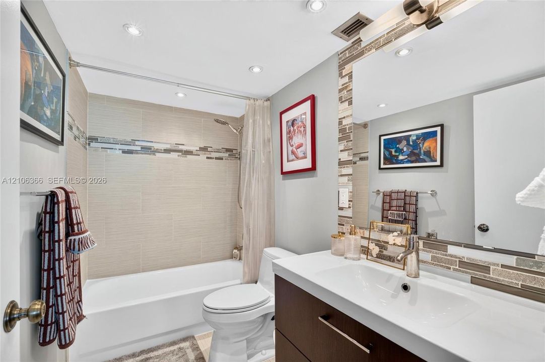 For Sale: $430,000 (1 beds, 1 baths, 868 Square Feet)