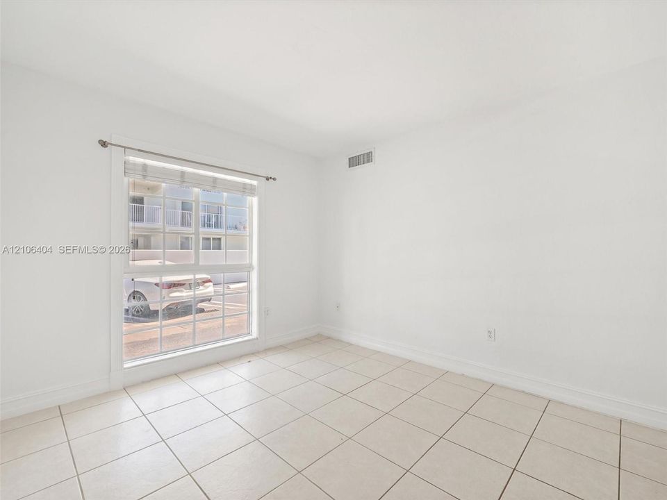 For Sale: $539,000 (1 beds, 1 baths, 679 Square Feet)