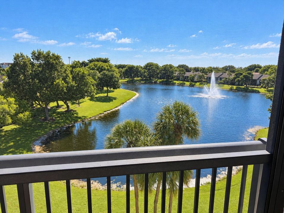 Screened balcony with lake fountain view
