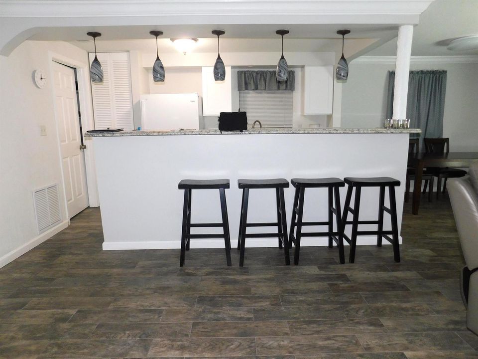 KITCHEN COUNTER