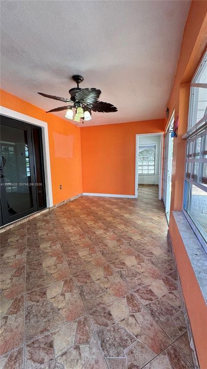 En Venta: $669,000 (3 camas, 2 baños, 1915 Pies cuadrados)
