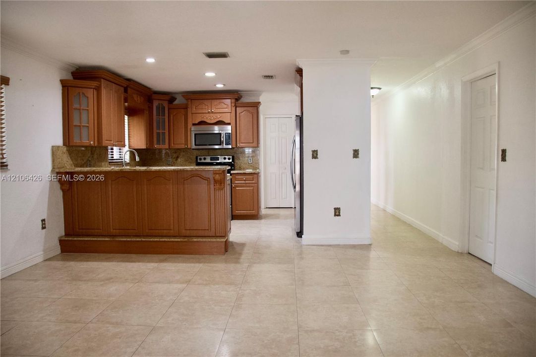 En Venta: $669,000 (3 camas, 2 baños, 1915 Pies cuadrados)