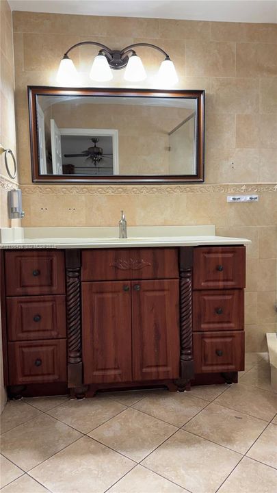 En Venta: $669,000 (3 camas, 2 baños, 1915 Pies cuadrados)