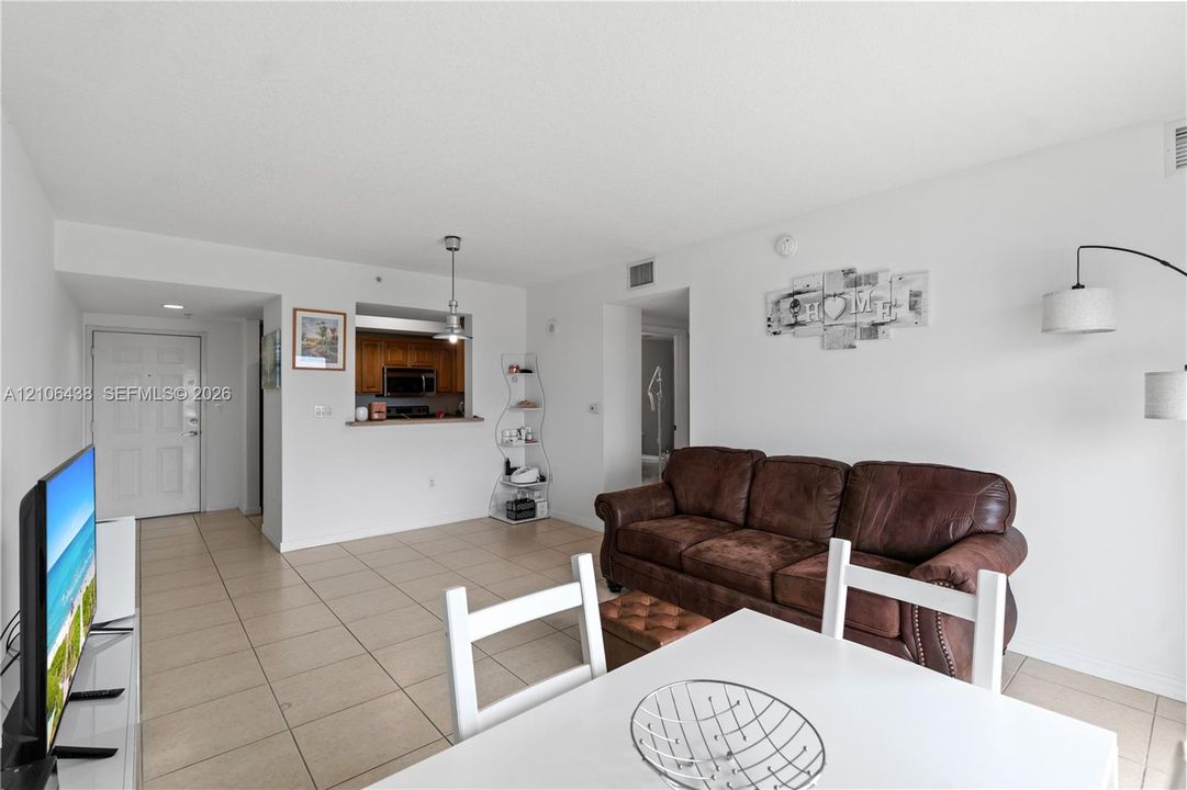For Sale: $340,000 (1 beds, 1 baths, 744 Square Feet)