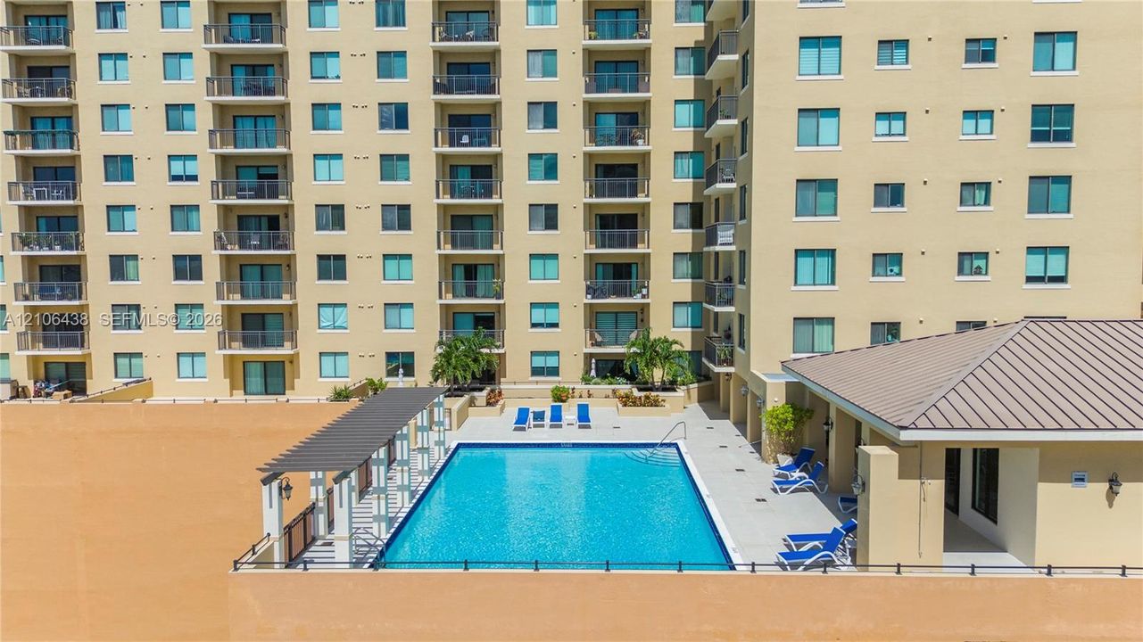 For Sale: $340,000 (1 beds, 1 baths, 744 Square Feet)