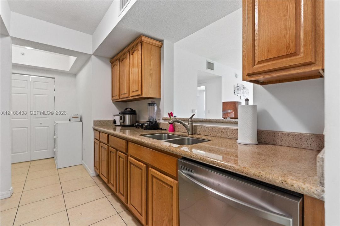 For Sale: $340,000 (1 beds, 1 baths, 744 Square Feet)