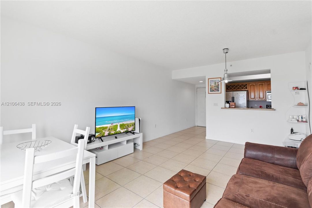 For Sale: $340,000 (1 beds, 1 baths, 744 Square Feet)