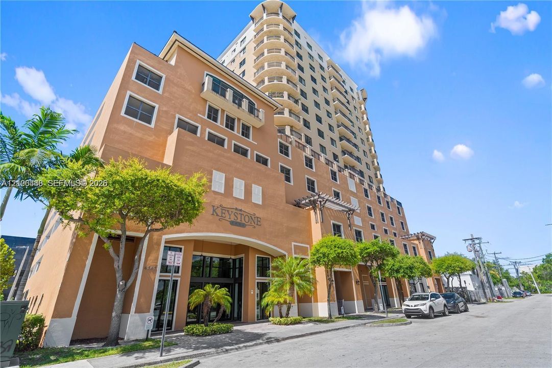 For Sale: $340,000 (1 beds, 1 baths, 744 Square Feet)