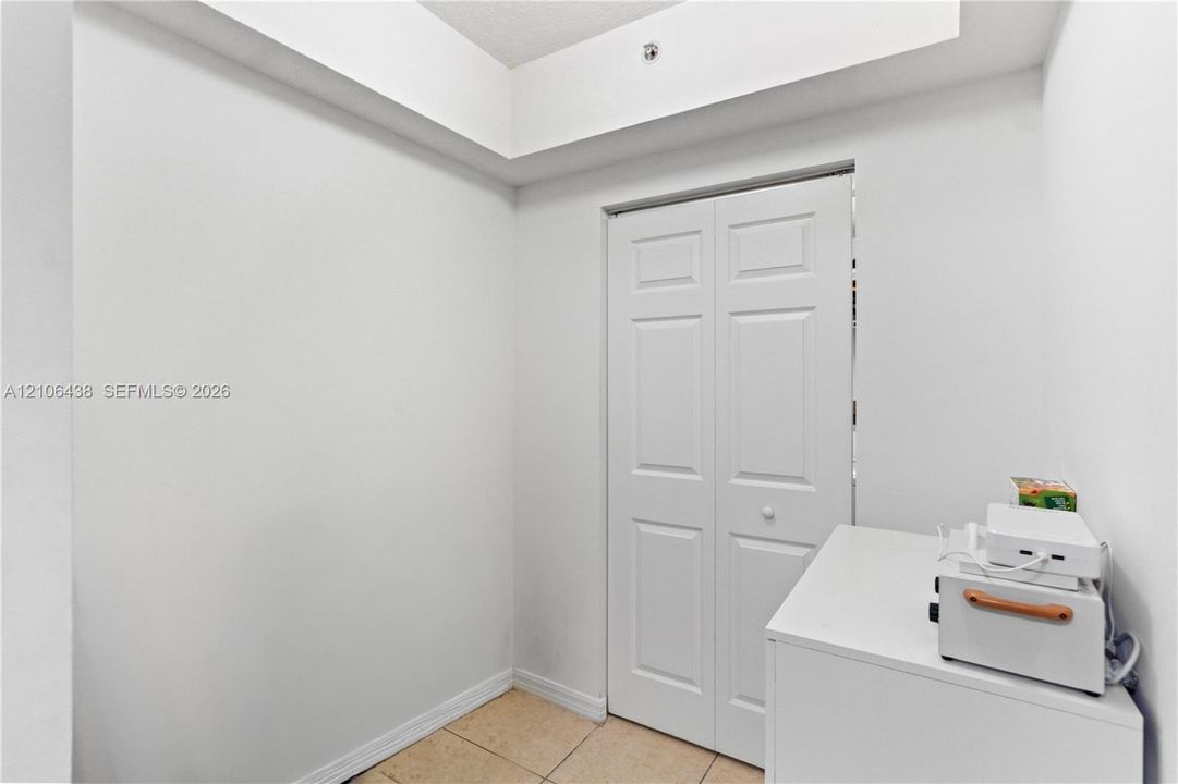 For Sale: $340,000 (1 beds, 1 baths, 744 Square Feet)