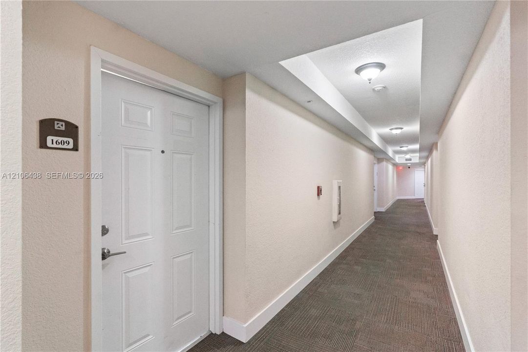 For Sale: $340,000 (1 beds, 1 baths, 744 Square Feet)