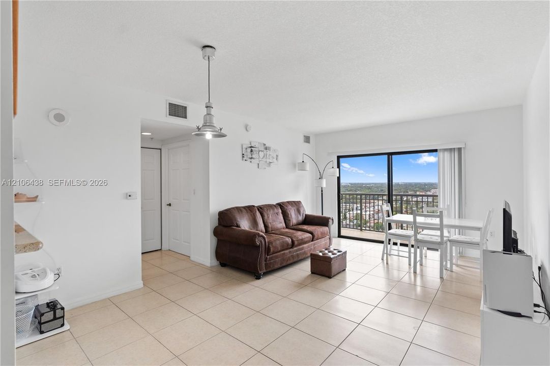 For Sale: $340,000 (1 beds, 1 baths, 744 Square Feet)