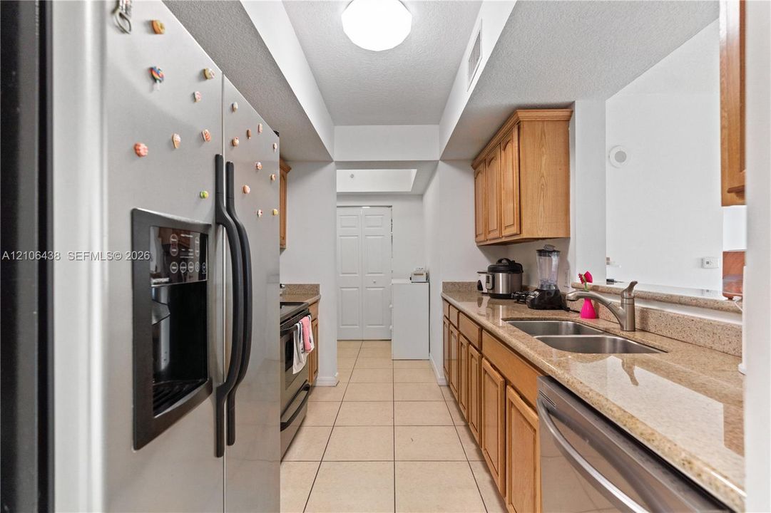 For Sale: $340,000 (1 beds, 1 baths, 744 Square Feet)
