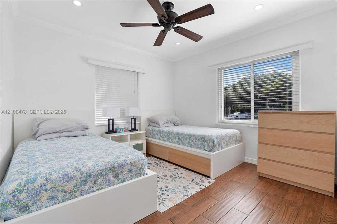 Bedroom featuring wood-finish tile flooring, recessed lighting, crown molding, a ceiling fan, and large windows with horizontal blinds