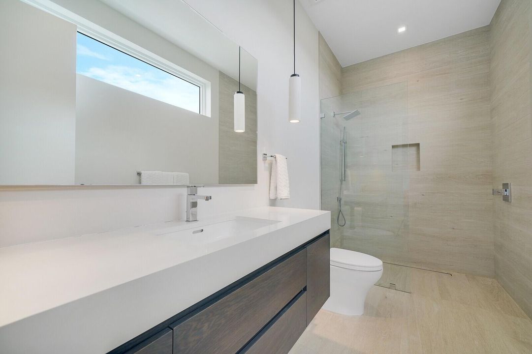 Bedroom 3 ensuite bath