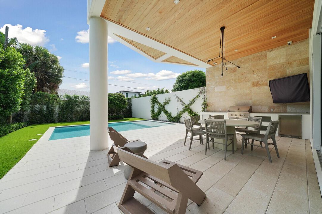 Poolside Entertaining & Dining