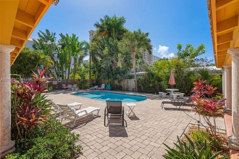 For Rent: $2,900 (1 beds, 1 baths, 750 Square Feet)